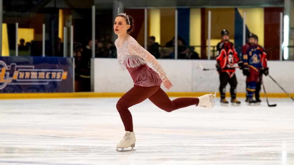 Denn die leidenschaftliche Eiskunstläuferin muss dafür ihren alten Partner in Kanada zurücklassen