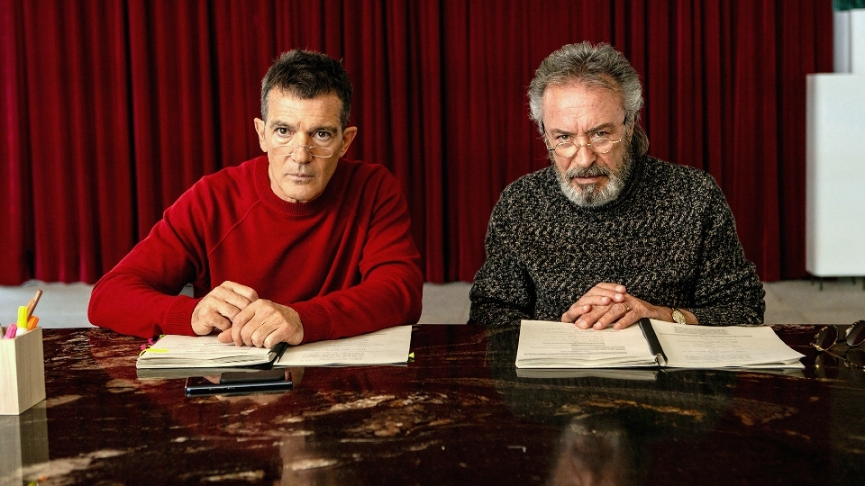 Dafür stellt sie Schauspieler Félix Rivero (Antonio Banderas) und Iván Torres (Oscar Martínez) ein