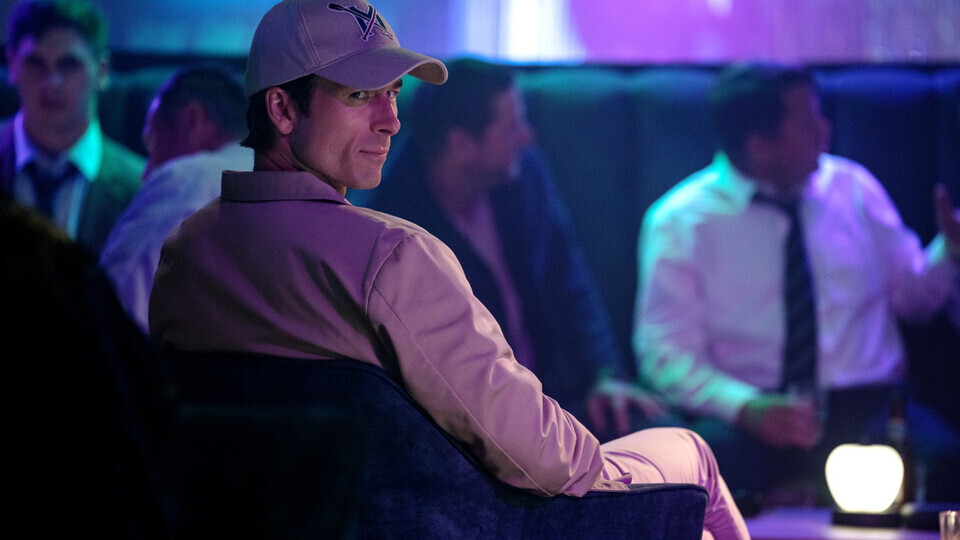 Becket (Glen Powell) © Ilze Kitshoff © STUDIOCANAL SAS