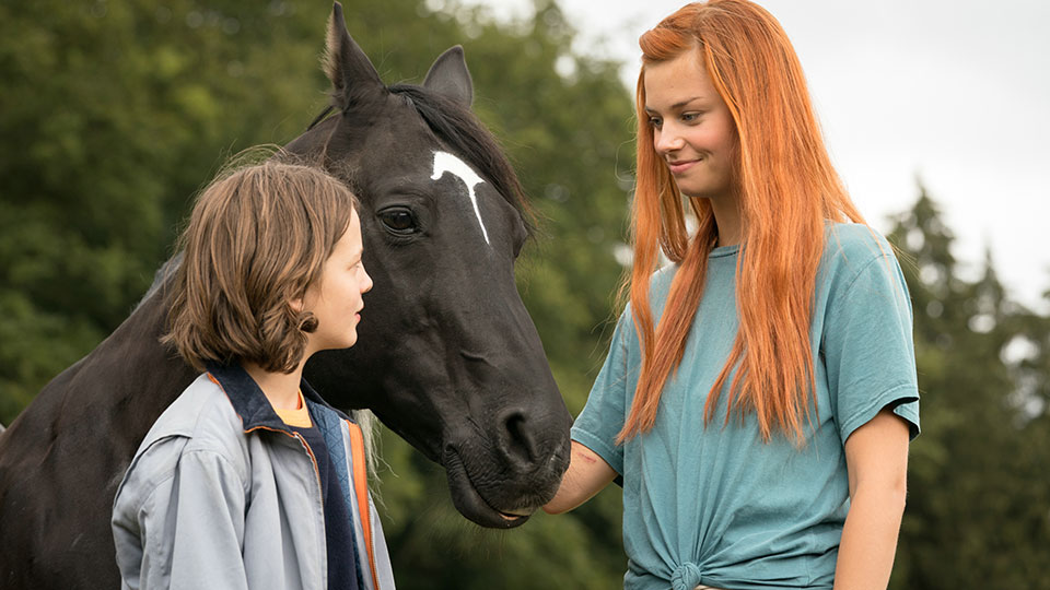 Ari (Luna Paiano) und MIka (Hanna Binke)