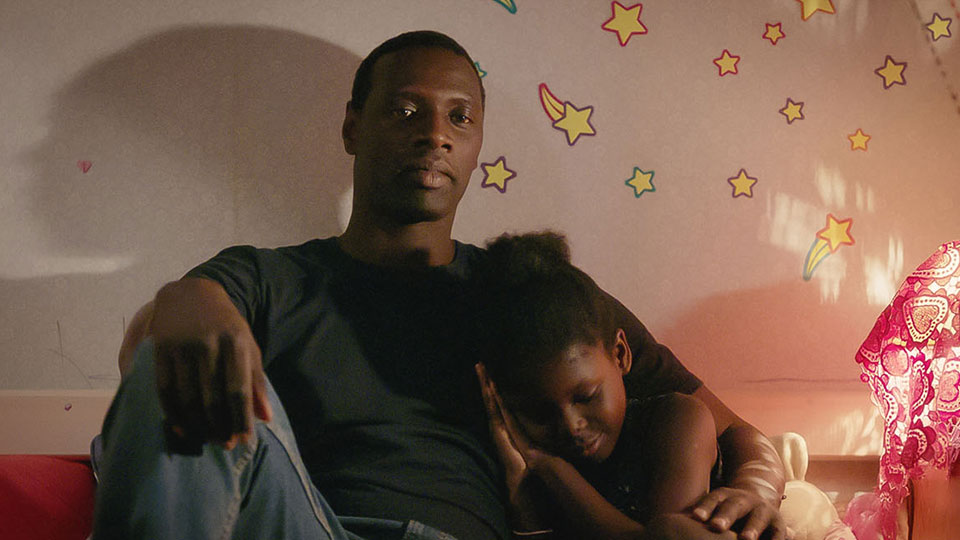 Vater (Omar Sy) und seine Tochter Sofia (Sarah Gaye)