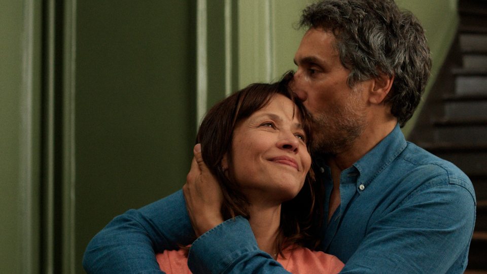 Szenenbild © 2026 CURIOSA FILMS - LOVE IS IN THE AIR - APOLLO FILMS DISTRIBUTION – FRANCE 2 CINÉMA -  M6 FILMS