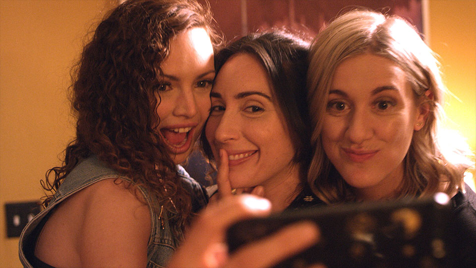 Jenna (Kari Alison Hodge), Mia (Julia Eringer) und Kate (Rachel Paulson)