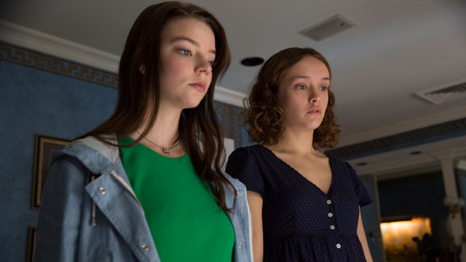 Amanda (Olivia Cooke) und Lily (Anya Taylor-Joy)