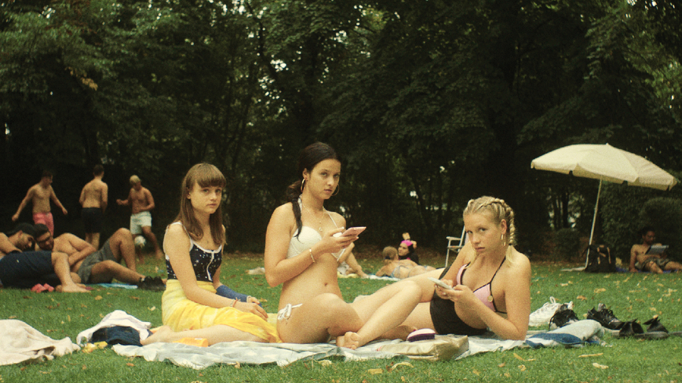 Teenagerin Nora (Lena Urzendowsky) hängt mit ihrer Schwester (Lena Klenke) und deren besten Freundin (Elina Vildanova) herum