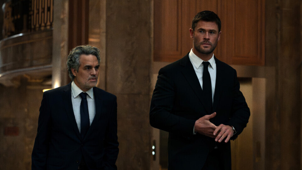 Lou (Mark Ruffalo), Davis (Chris Hemsworth) © 2026 Amazon MGM Studios Content Services LLC