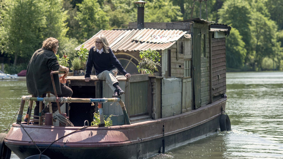 Emily (Diane Keaton) und Donald (Brendan Gleeson) nähern sich an.