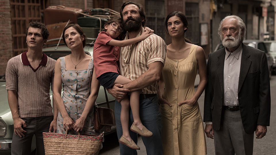 Manolo Olmedo (Iván Marcos) zusammen mit seiner Frau Candela (Bea Segura) und seiner Familie