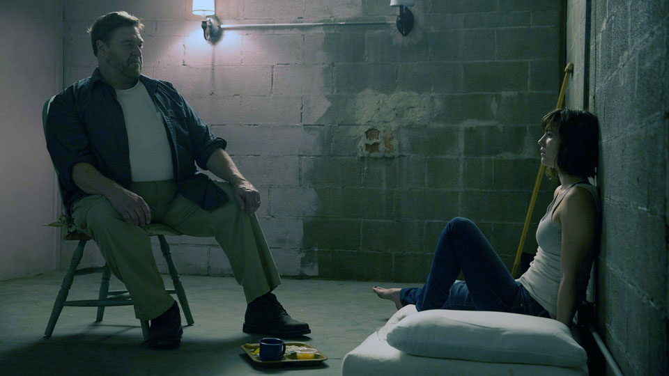 Michelle (Mary Elizabeth Winstead) wird von Howard (John Goodman) festgehalten..
