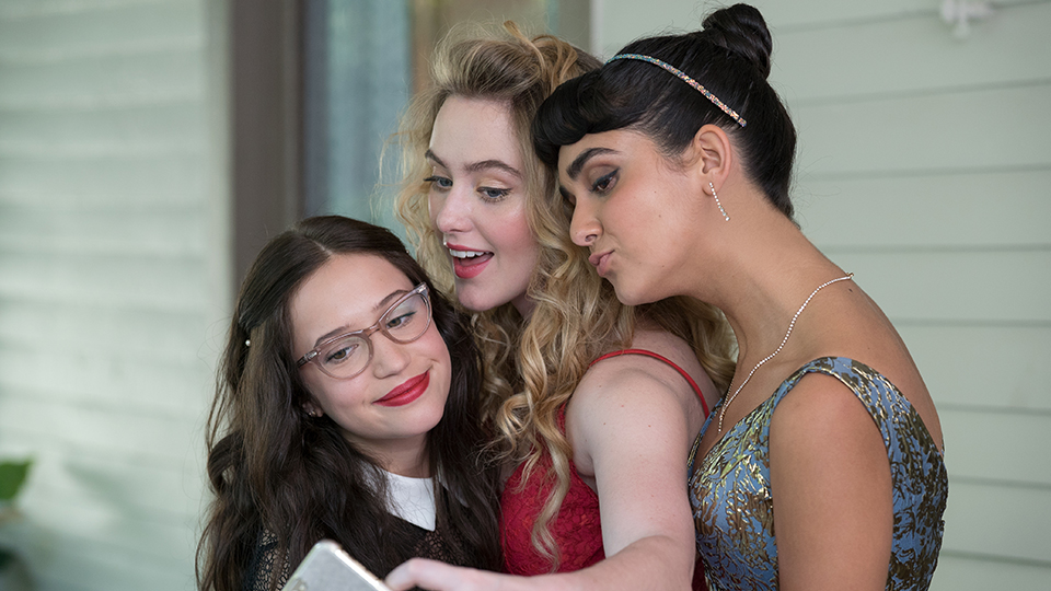 Die drei Freundinnen Kayla (Geraldine Viswanathan), Julie (Kathryn Newton) und Sam (Gideon Adlon) freuen sich riesig auf den Abschlussball, denn sie haben etwas geplant.