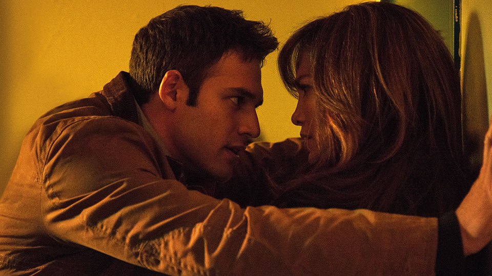 Im Thriller THE BOY NEXT DOOR laesst sich Claire (Jennifer Lopez) auf eine Affaere mit ihrem Nachbarn Noah (Ryan Guzman) ein. Dieser entpuppt sich schon bald als Stalker.