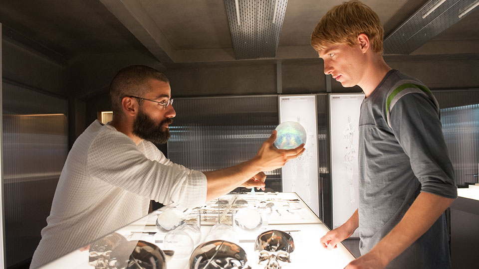 Im Thriller Ex Machina entwickelt Nathan (Oscar Isaac) die Roboterfrau Ava. Caleb (Domhnall Gleeson) bekommt den Auftrag herauszufinden, ob sie ein Bewusstsein hat. 