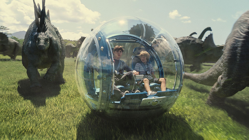 In JURASSIC WORLD wollen Zach (Nick Robinson) und Gray (Ty Simpkins) Dinosaurier von nahem erleben - bis Verheerendes passiert und ihr Leben auf dem Spiel steht...