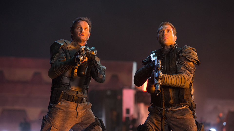 John Connor (Jason Clarke) und Kyle Reese (Jai Courtney) kaempfen ununterbrochen gegen die Uebermacht an Maschinen. 