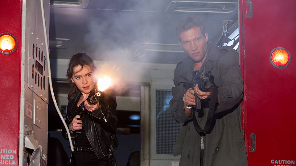 Ein boeser Terminator wird in die Vergangenheit geschickt, um Sarah Connor (Emilia Clarke) zu toeten. Kyle Reese reist ebenfalls nach, um sie zu beschuetzen. 