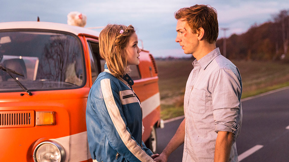 Axel (Johannes Kienast) und Jenny (Emilia Schüle)