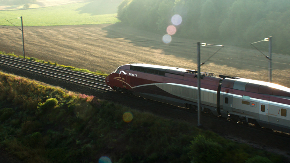 Im Thalys-Zug Richtung Paris ahnen die drei noch nicht, was bald geschehen wird...