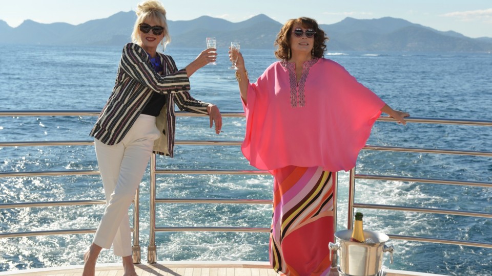 Auch mit fortgeschrittenem Alter denken die beiden Freundinnen Eddy (Jennifer Saunders) und Patsy (Joanna Lumley) noch an Party feiern...