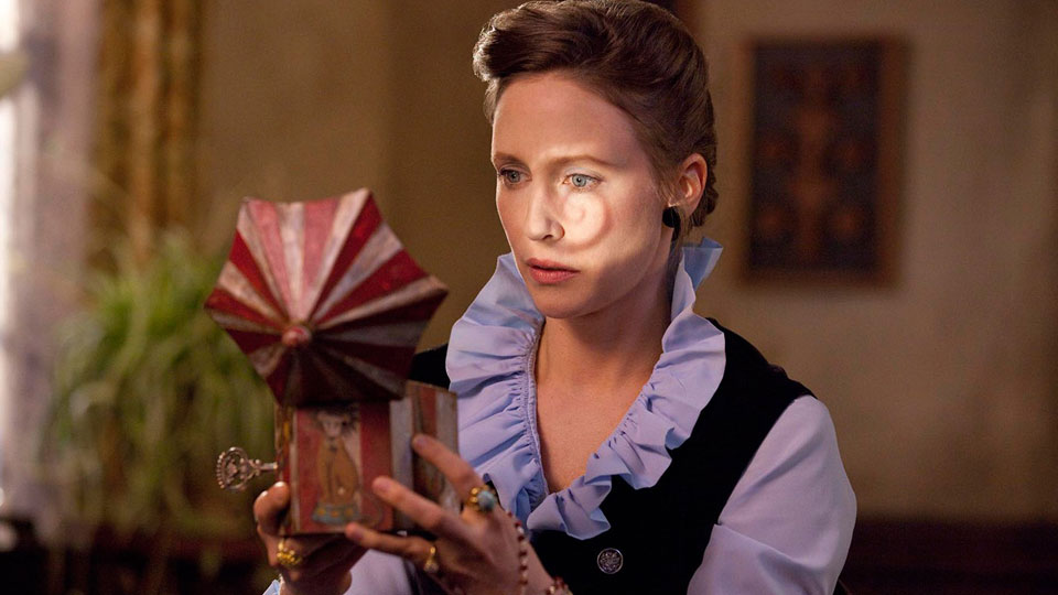 Lorraine (Vera Farmiga)