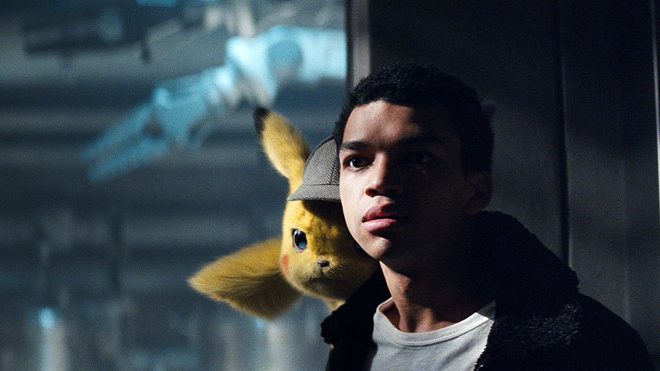 Detective Pikachu (im Original gesprochen von Ryan Reynolds) und Tim Goodman (Justice Smith)