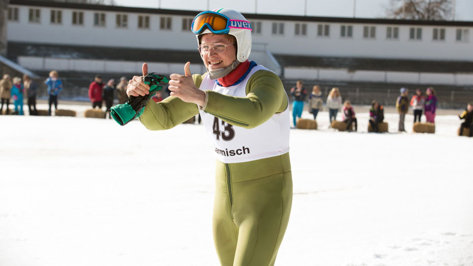 Eddie schafft es schliesslich, an den Olympischen Winterspielen 1988 im kanadischen Calgary für Grossbritannien als Skrispringer teilzunehmen.