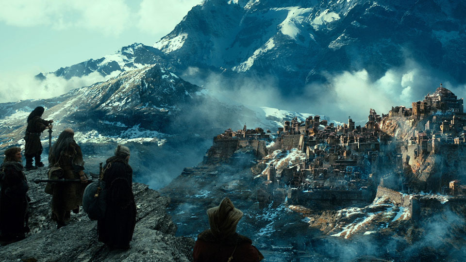 Doch das groesste Abenteuer wartet noch auf die Helden, denn in der Festung Erebor ist der Drache Smaug aus seinem Schlaf erwacht und bedroht die nahe Seestadt.