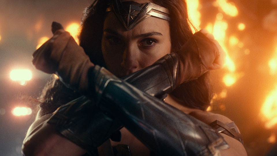 ...gemeinsam mit  Diana Prince (Gal Gadot), besser bekannt als Wonder Woman, ein Team aus Superhelnden rekrutiert.