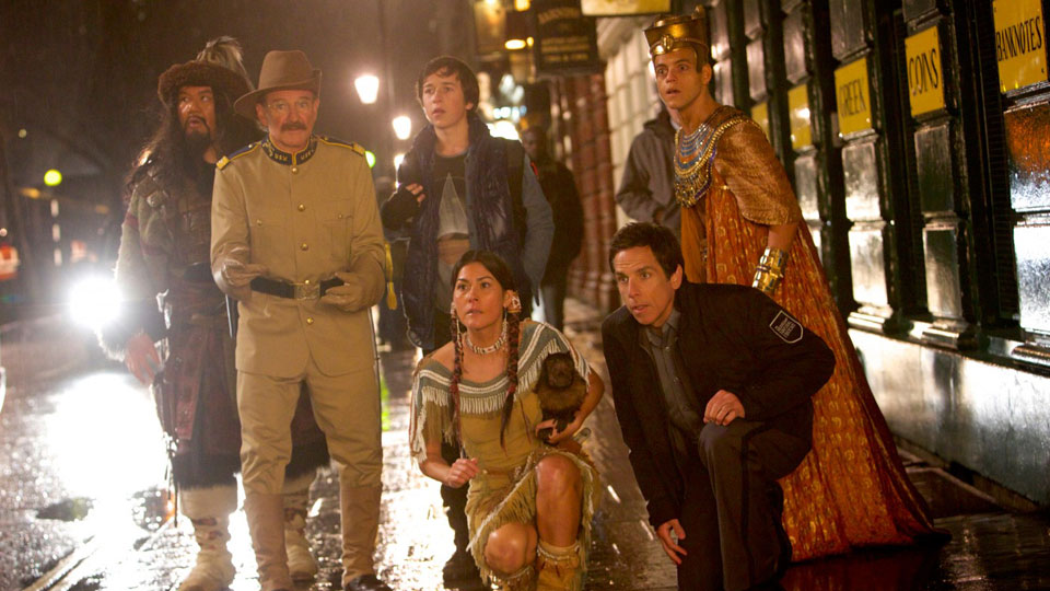 Hun (Darryl Quon), Teddy (Robin Williams), Nick (Skyler Gisondo), Sacajawea (Mizuo Peck), Larry (Ben Stiller), Ahkmenrah (Rami Malek)