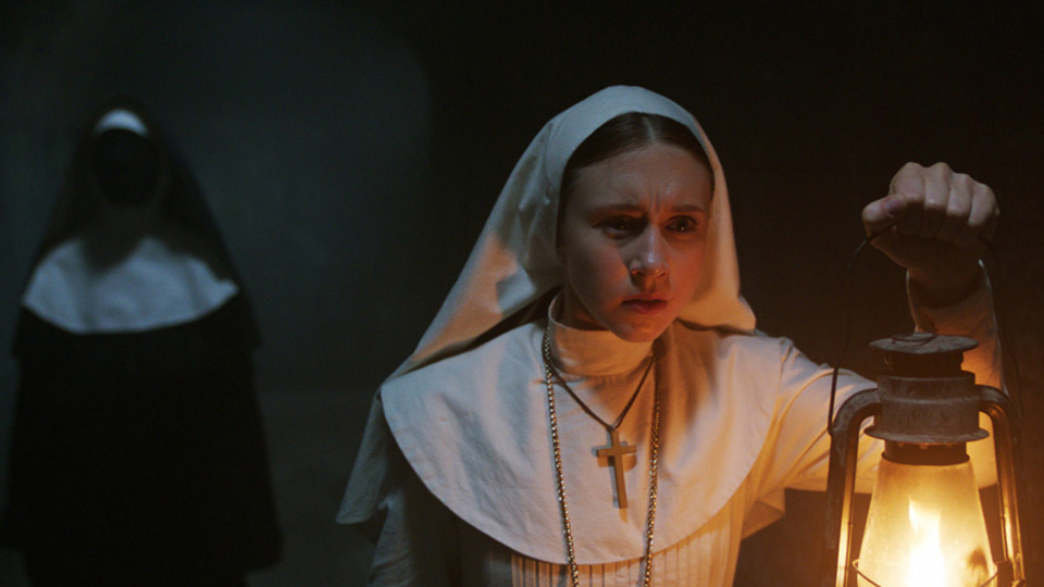 In THE NUN wird die junge Novizin Irene (Taissa Farmiga) vom Vatikan auf eine Mission entsannt…