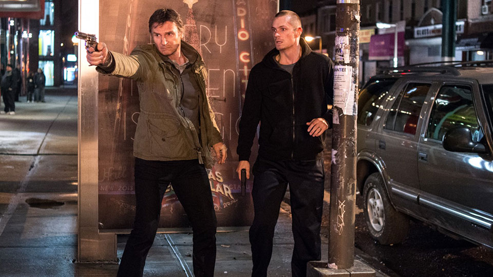 Im Actionfilm RUN ALL NIGHT beschuetzt Jimmy (Liam Neeson) seinen Sohn Mike (Joel Kinnaman), da dieser in Gefahr ist.