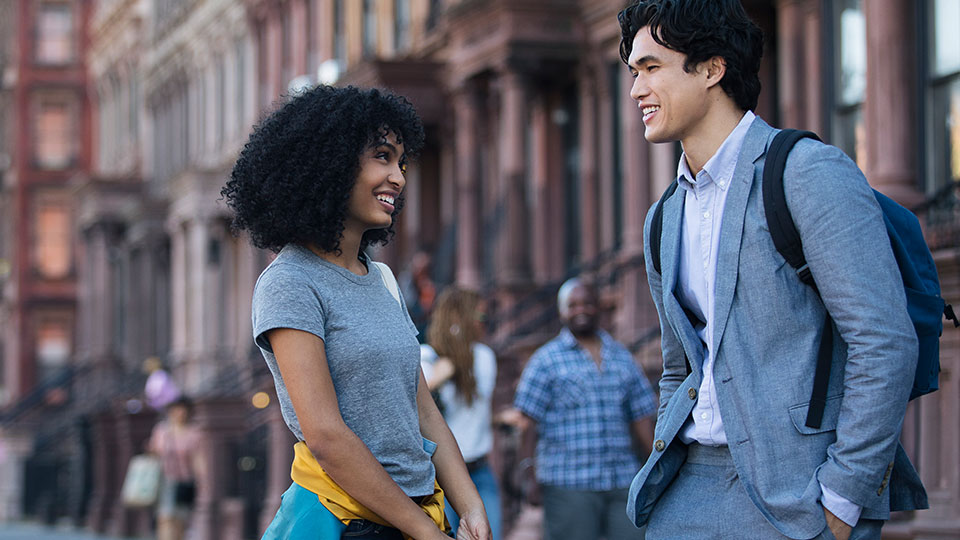 Natasha (Yara Shahidi) und Daniel (Charles Melton)