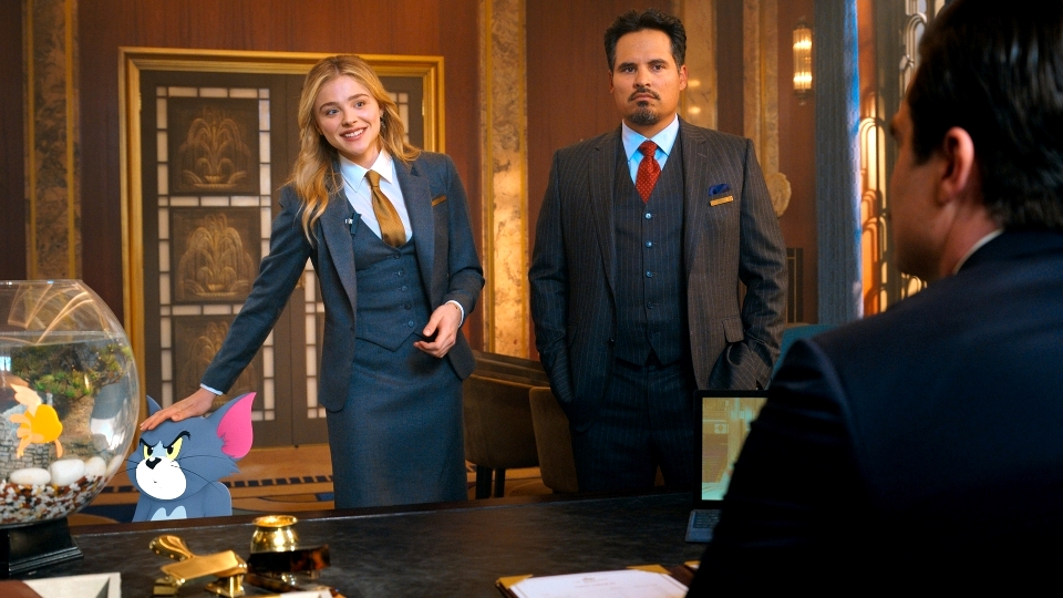 Dafür sorgt Hotelangestellte Kayla (Chloë Grace Moretz) nach einem Auftrag von ihrem Boss Terence (Michael Peña) 