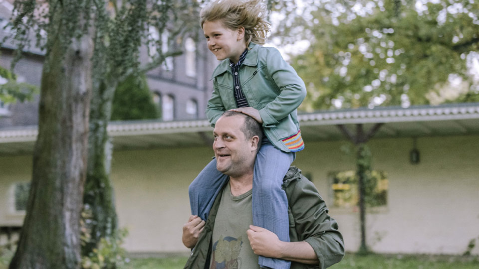 Vater (Devid Striesow) mit seinem Sohn Joachim (Arsseni Bultmann)