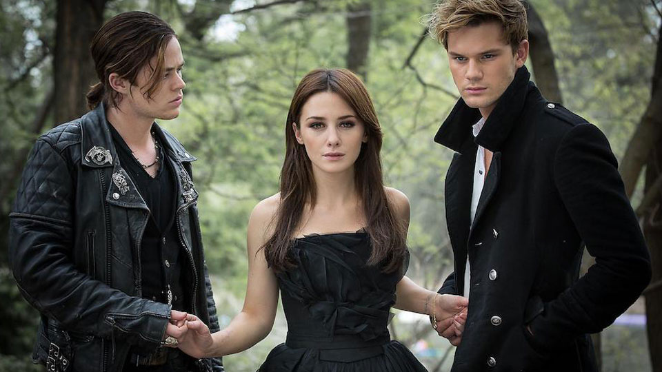 Lucinda (Addison Timlin) hin und her gerissen zwischen dem unnahbaren Daniel (Jeremy Irvine) und dem attraktiven  Cam (Harrison Gilbertson).